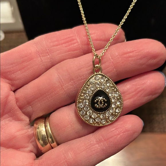 Chic Silver Pendant Necklace - Picture 4 of 8